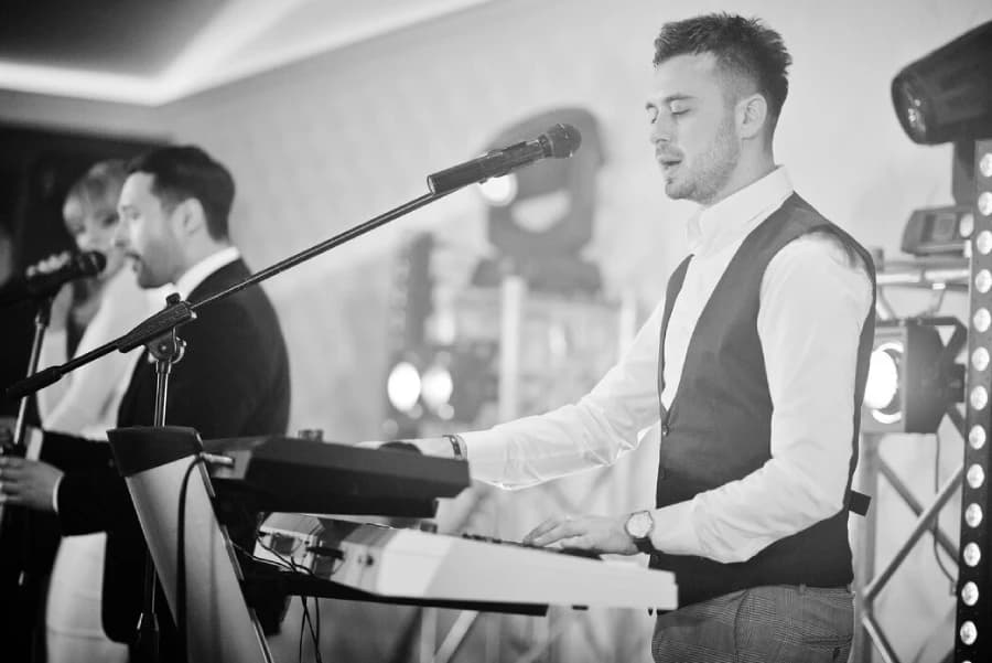 Golden Artists SAS — Banda en Vivo para Bodas en Bogotá
